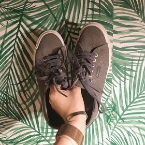 Grey snake skin print sneakers✨